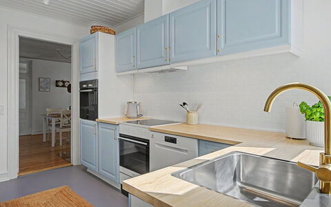 Hanni - 600M from the Sea: Cuisine, Comptoir, Cabinetry, Appareil De Cuisine, Design Intérieur, Sol, Bois, Luminaire Plomberie, Évier, Principaux Appliance