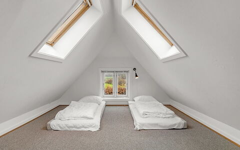 Hanni - 600M from the Sea: Bois, Plafond, Sol, Design Intérieur, Sol, Grenier, Pièce, Chambre, Daylighting, Lit