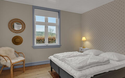 Hanni - 600M from the Sea: Design Intérieur, Lit, Chambre, Sol, Sol, Mur, Literie, Bois, Plafond, Drap De Lit