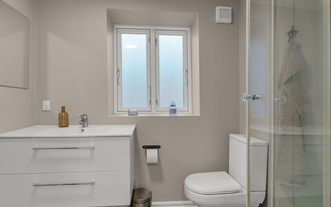 Hanni - 600M from the Sea: Salle De Bains, Luminaire Plomberie, Sol, Sol, Mur, Design Intérieur, Toilette, Armoire De Toilette, Évier, Siège De Toilette