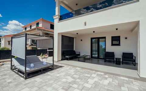 Villa Budimir: Composite, Ombre, Béton, Balcon, Mobilier De Jardin, Tuile, Vélo, Passerelle, Villa