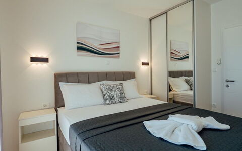 Villa Budimir: Design Intérieur, Meubles, Chambre, Lit, Sol, Sol, Pièce, Literie, Oreiller, Throw Pillow