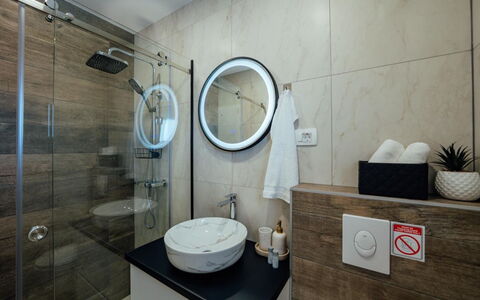 Villa Budimir: Salle De Bains, Luminaire Plomberie, Sol, Design Intérieur, Lavabo, Sol, Évier, Robinet, Miroir, Toilette