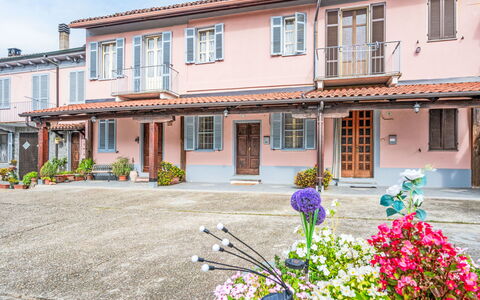 Penango 200: Domicile, Porte, Pot De Fleur, Balcon, Plante D'Appartement, Store, Parking, Cour