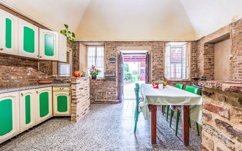 Penango 200: Chaise, Brique, Plante D'Appartement, Tuile, Table Cuisine Et Salle A Manger, Comptoir, Cuisine, Villa