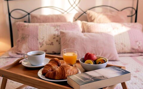 Pellicano Azzurro: Meubles, Vaisselle, Linge, Aliments, Fruit, Serveware, Rose, Petit Déjeuner, Oreiller, Vaisselle