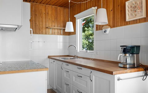 Rajna - 30M from the Sea: Sol, Cuisine, Comptoir, Bois, Cabinetry, Design Intérieur, Appareil De Cuisine, Sol, Meubles, Luminaire Plomberie