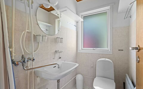 Rajna - 30M from the Sea: Salle De Bains, Lavabo, Luminaire Plomberie, Mur, Toilette, Évier, Siège De Toilette, Design Intérieur, Sol, Sol