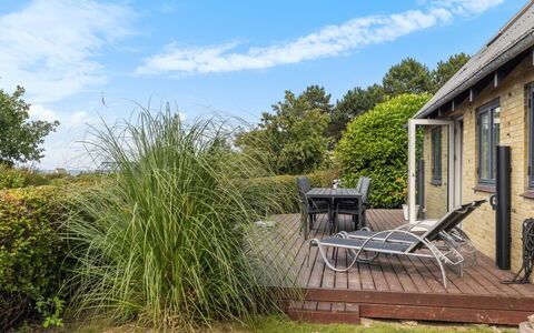 Ina - 210M from the Sea: Arbuste, Lot Terre, Chalet, Jardin, Aménagement Paysager, Dur, Cour, Ombre, Passerelle, Plate-Forme