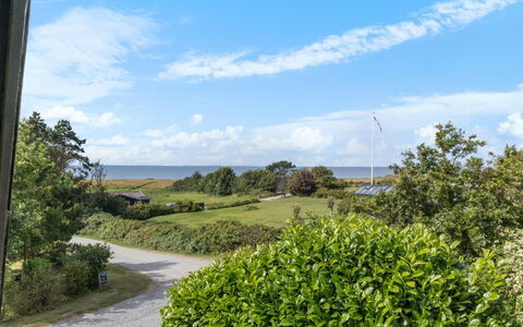 Ina - 210M from the Sea: Ciel, Vert, Végétation, Arbuste, Communauté Des Plantes, Lot Terre, Mer, Océan, Aménagement Paysager