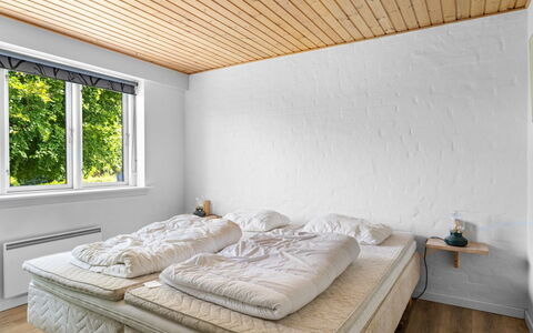 Ina - 210M from the Sea: Bois, Plafond, Design Intérieur, Chambre, Sol, Lit, Sol, Literie, Drap De Lit, Meubles