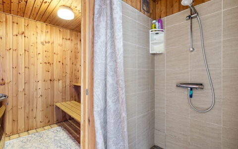 Ina - 210M from the Sea: Sol, Bois, Sol, Design Intérieur, Luminaire Plomberie, Plomberie, Plafond, Salle De Bains, Pièce, Douche