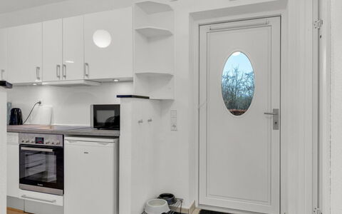 Babo - 250M from the Sea: Sol, Design Intérieur, Bois, Sol, Plafond, Pièce, Principaux Appliance, Appartement, Comptoir, Cuisine