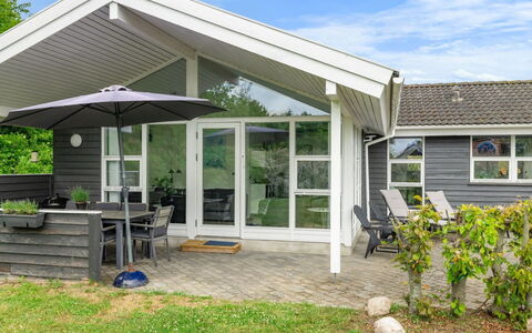 Moa - 350M from the Sea: Domicile, Toit, Porte, Chalet, Siding, Biens, Porche, Ombre, Cour, Batiments Jardin