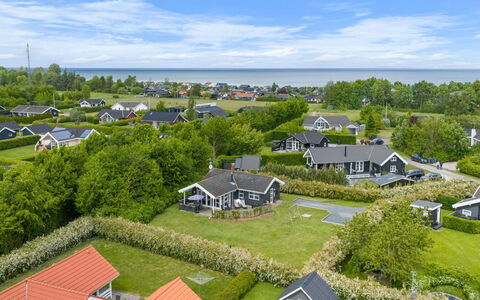 Moa - 350M from the Sea: Zone Résidentielle, Paysage, Maison, Domicile, Vue Du Ciel, Design Urbain, Banlieue, Photographie Aérienne, Aménagement Paysager, Biens