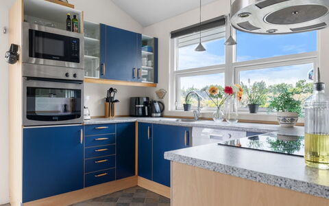 Moa - 350M from the Sea: Comptoir, Cuisine, Meubles, Design Intérieur, Cabinetry, Appareil De Cuisine, Sol, Plafond, Principaux Appliance, Éclairage