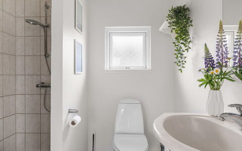 Moa - 350M from the Sea: Siège De Toilette, Salle De Bains, Toilette, Luminaire Plomberie, Design Intérieur, Mur, Sol, Sol, Blanc, Évier