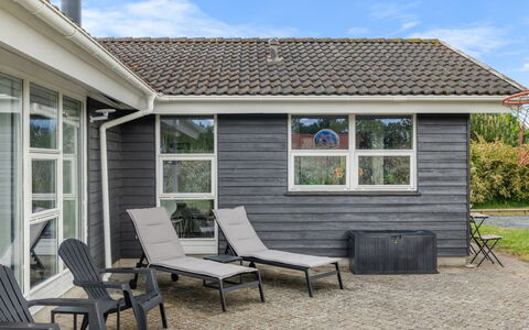 Moa - 350M from the Sea: Bois, Siding, Domicile, Porte, Chalet, Mobilier De Jardin, Planche, Dur, Porche