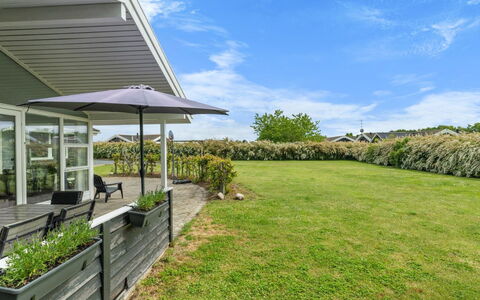 Moa - 350M from the Sea: Herbe, Arbuste, Domicile, Lot Terre, Toit, Couverture De Sol, Pelouse, Jardin, Ombre