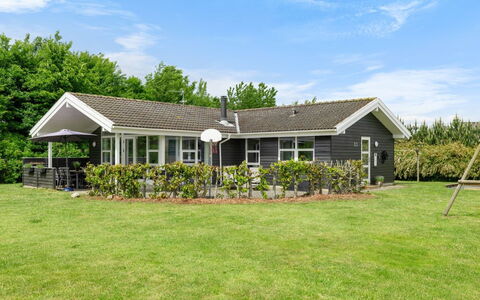 Moa - 350M from the Sea: Bâtiment, Maison, Domicile, Toit, Chalet, Zone Résidentielle, Porche, Lot Terre, Ferme, Biens