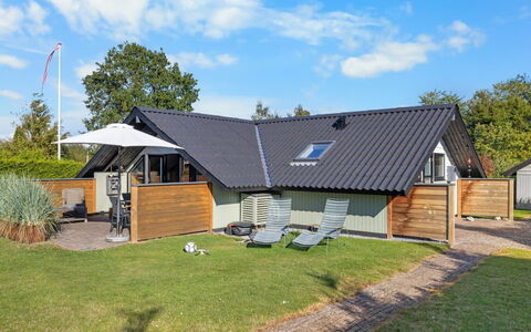 Allin - 350M from the Sea: Toit, Chalet, Domicile, Ombre, Pelouse, Siding, Biens, Jardin, Batiments Jardin, Ferme