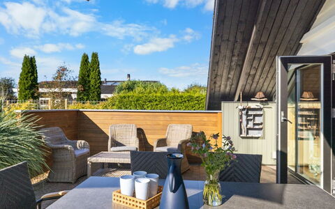 Allin - 350M from the Sea: Bleu, Arbuste, Chalet, Couverture De Sol, Jardin, Biens, Ombre, Aménagement Paysager, Ferme, Eco Hôtel