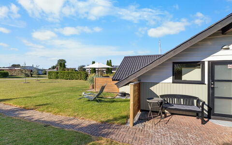 Allin - 350M from the Sea: Bleu, Arbuste, Chalet, Couverture De Sol, Jardin, Biens, Ombre, Aménagement Paysager, Ferme, Eco Hôtel