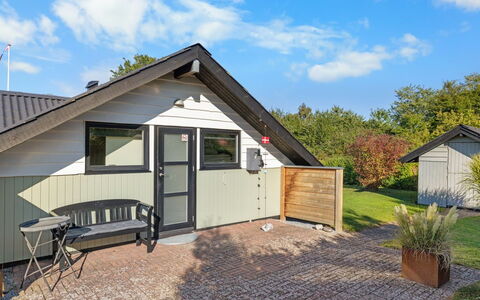 Allin - 350M from the Sea: Bleu, Arbuste, Chalet, Couverture De Sol, Jardin, Biens, Ombre, Aménagement Paysager, Ferme, Eco Hôtel