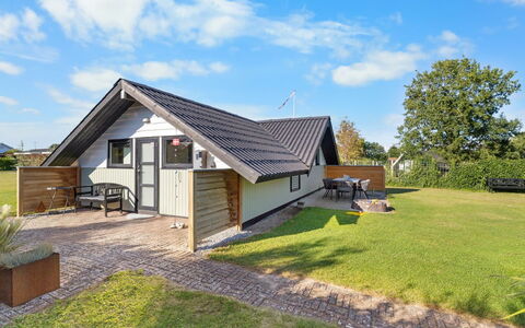 Allin - 350M from the Sea: Bleu, Arbuste, Chalet, Couverture De Sol, Jardin, Biens, Ombre, Aménagement Paysager, Ferme, Eco Hôtel