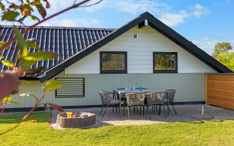 Allin - 350M from the Sea: Bleu, Arbuste, Chalet, Couverture De Sol, Jardin, Biens, Ombre, Aménagement Paysager, Ferme, Eco Hôtel