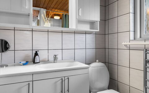 Nedelko - 20M from the Sea: Évier, Luminaire Plomberie, Mur, Lavabo, Sol, Design Intérieur, Salle De Bains, Sol, Robinet, Armoire De Toilette