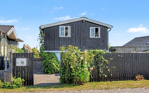 Nedelko - 20M from the Sea: Maison, Toit, Zone Résidentielle, Domicile, Architecture, Lot Terre, Chalet, Siding, Jardin, Banlieue