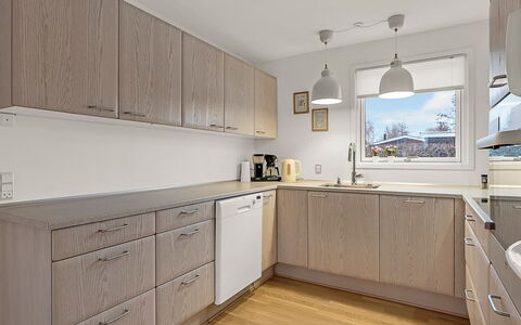 Solvejg - 280M from the Sea: Cabinetry, Comptoir, Sol, Cuisine, Design Intérieur, Bois, Appareil De Cuisine, Meubles, Sol, Placard