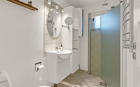 Solvejg - 280M from the Sea: Luminaire Plomberie, Design Intérieur, Sol, Sol, Salle De Bains, Évier, Toilette, Lavabo, Plomberie, Siège De Toilette