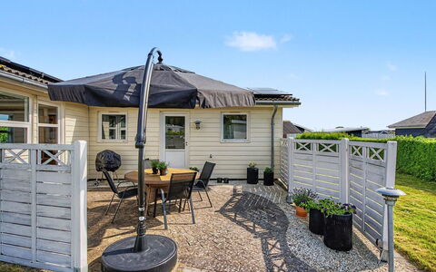 Solvejg - 280M from the Sea: Toit, Domicile, Maison, Chalet, Siding, Porte, Jardin, Ombre, Cour, Plate-Forme