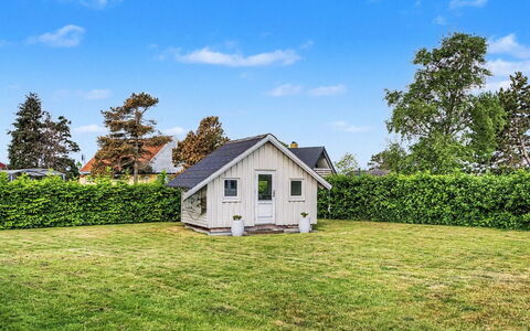 Solvejg - 280M from the Sea: Maison, Toit, Domicile, Lot Terre, Chalet, Jardin, Siding, Pelouse, Batiments Jardin, Aménagement Paysager