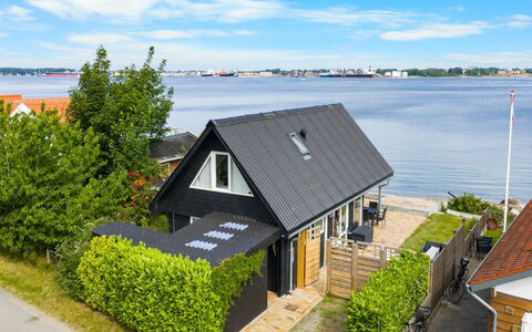 Yngvy - 10M from the Sea: Maison, Toit, Domicile, Chalet, Arbuste, Couverture De Sol, Biens, Ferme, Siding, Batiments Jardin