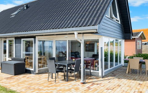 Yngvy - 10M from the Sea: Maison, Toit, Domicile, Chalet, Arbuste, Couverture De Sol, Biens, Ferme, Siding, Batiments Jardin