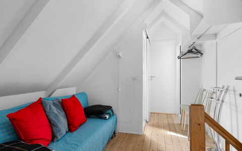 Yngvy - 10M from the Sea: Maison, Toit, Domicile, Chalet, Arbuste, Couverture De Sol, Biens, Ferme, Siding, Batiments Jardin