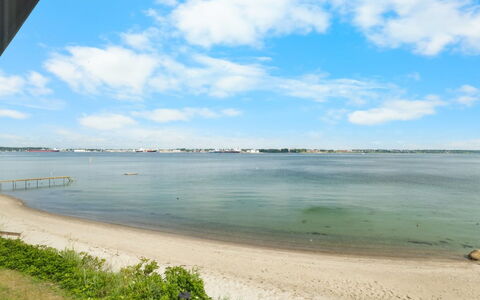 Yngvy - 10M from the Sea: Maison, Toit, Domicile, Chalet, Arbuste, Couverture De Sol, Biens, Ferme, Siding, Batiments Jardin