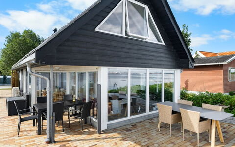 Yngvy - 10M from the Sea: Maison, Toit, Domicile, Chalet, Arbuste, Couverture De Sol, Biens, Ferme, Siding, Batiments Jardin