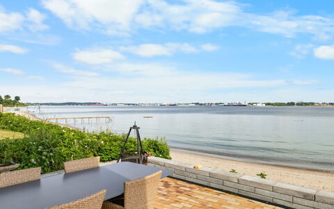 Yngvy - 10M from the Sea: Maison, Toit, Domicile, Chalet, Arbuste, Couverture De Sol, Biens, Ferme, Siding, Batiments Jardin