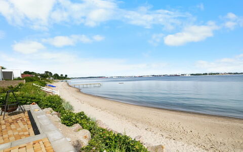 Yngvy - 10M from the Sea: Maison, Toit, Domicile, Chalet, Arbuste, Couverture De Sol, Biens, Ferme, Siding, Batiments Jardin