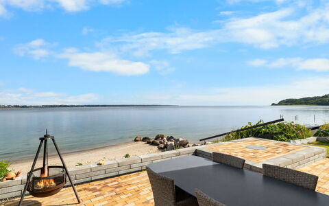 Yngvy - 10M from the Sea: Maison, Toit, Domicile, Chalet, Arbuste, Couverture De Sol, Biens, Ferme, Siding, Batiments Jardin