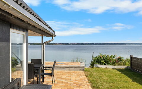 Yngvy - 10M from the Sea: Maison, Toit, Domicile, Chalet, Arbuste, Couverture De Sol, Biens, Ferme, Siding, Batiments Jardin