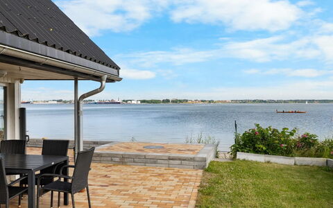 Yngvy - 10M from the Sea: Maison, Toit, Domicile, Chalet, Arbuste, Couverture De Sol, Biens, Ferme, Siding, Batiments Jardin