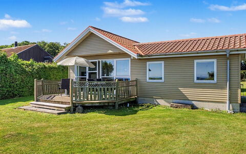 Astrath - 10M from the Sea: Chalet, Domicile, Porche, Siding, Pelouse, Ferme, Cour, Biens, Ombre