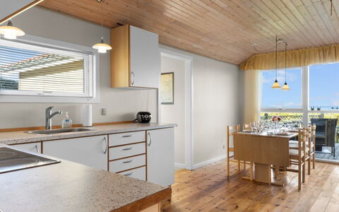 Astrath - 10M from the Sea: Cuisine, Sol, Design Intérieur, Comptoir, Meubles, Sol, Bois, Plafond, Luminaire, Cabinetry