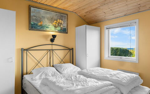 Astrath - 10M from the Sea: Bois, Lit, Chambre, Design Intérieur, Meubles, Literie, Sol, Drap De Lit, Pièce, Cadre De Lit
