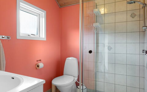 Astrath - 10M from the Sea: Salle De Bains, Luminaire Plomberie, Design Intérieur, Sol, Sol, Toilette, Évier, Plomberie, Plafond, Robinet
